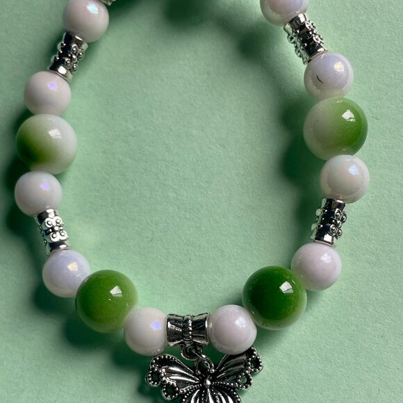 Handmade bracelet with beads and dangling butterfly charm - Picture 9 of 9